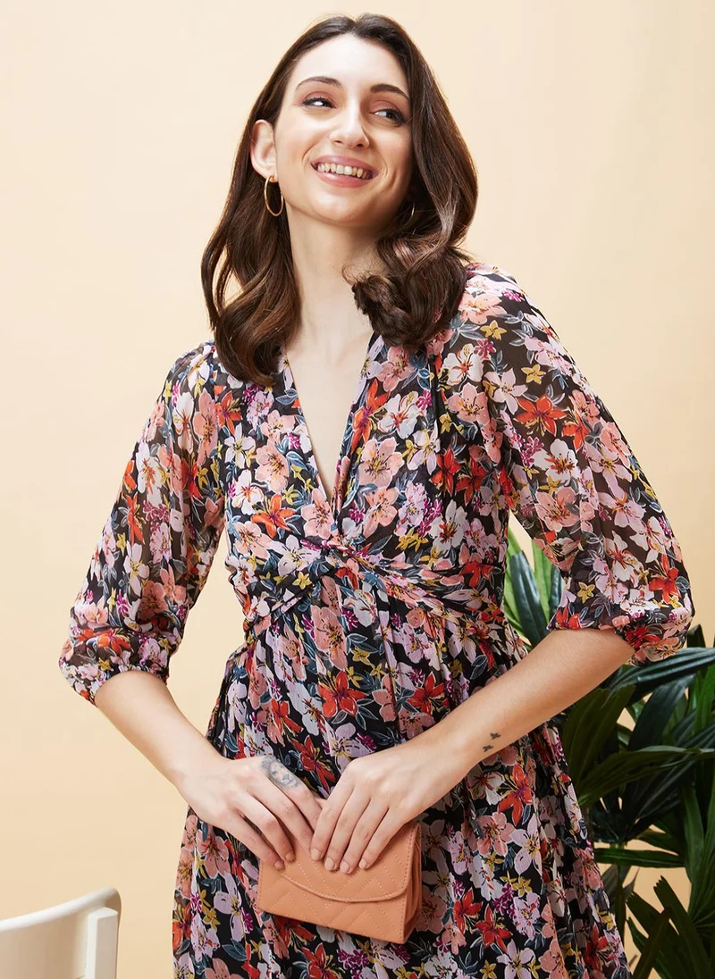 جلو باص فستان نسائي أسود مطبوع بالزهور بياقة على شكل حرف  وأكمام منتفخة بقصة واسعة